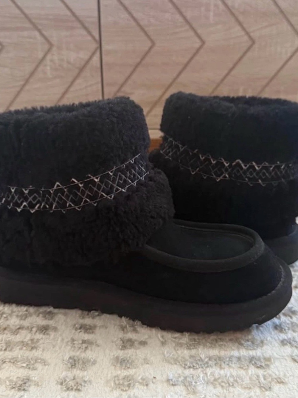 UGG BLACK MINI UGG BRAID CUFF SUEDE SHEEPSKIN ANKLE BOOTS
SIZE US 8 WOMEN